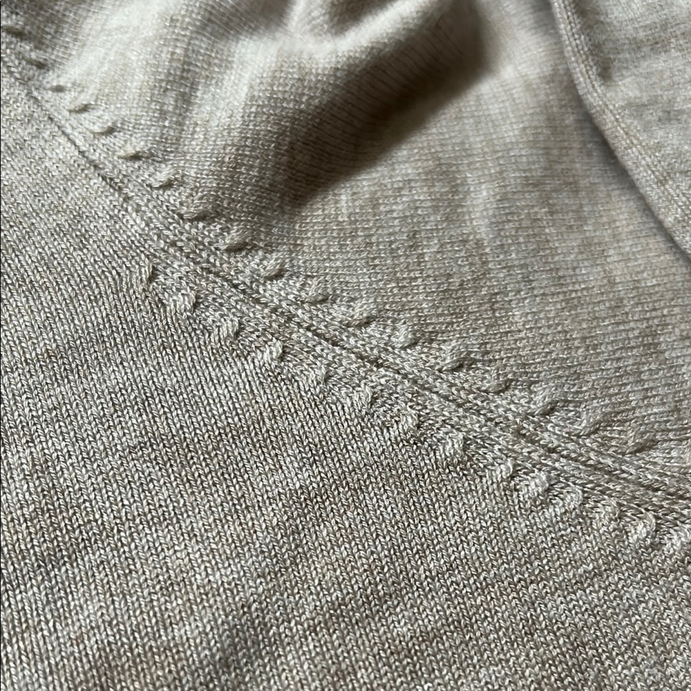 H&M Cream V-Neck Sweater Classic Knit - Picture 3 of 4